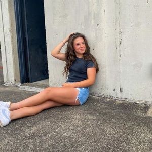 Meet your Posher, Ava